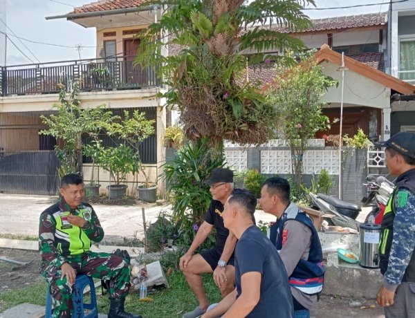 Babinsa dan Bhabinkamtibmas Melaksanakan Komsos Bersama Warga Desa Sukamenak